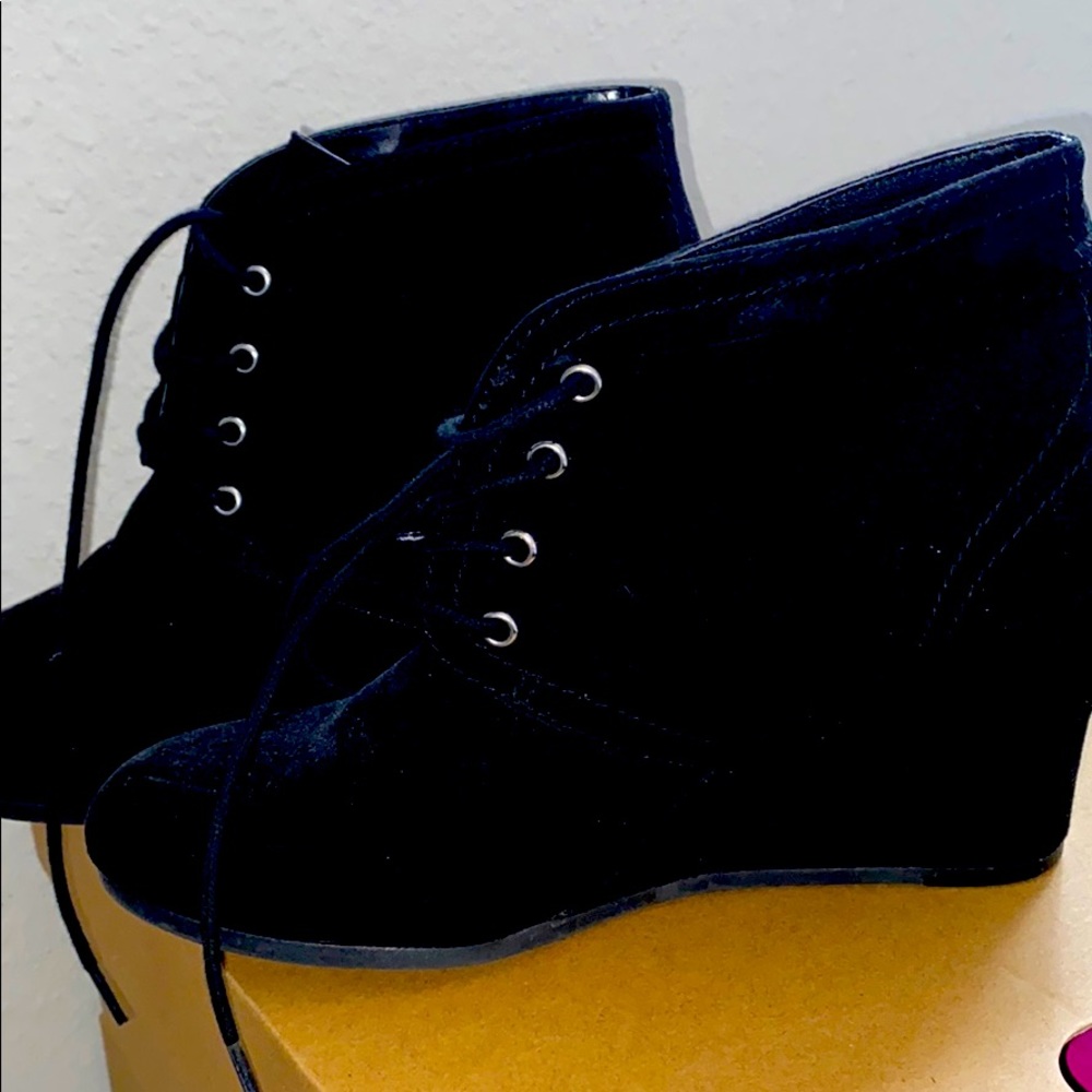 BOOTIES